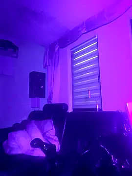 Snapshot of Crystalbitchx chatting on 09.27.25 Crystalbitchx online show from 09.27.25