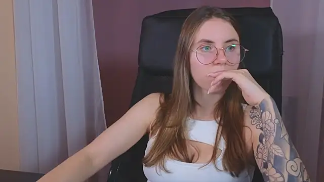 Snapshot of _AnnaStark_ chatting on 12.29.24 AnnaStark online show from 12.29.24