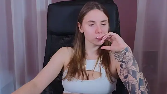 Snapshot of _AnnaStark_ chatting on 01.05.25 AnnaStark online show from 01.05.25