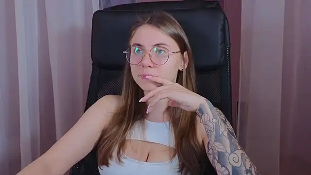 Snapshot of _AnnaStark_ chatting on 01.07.25 AnnaStark online show from 01.07.25