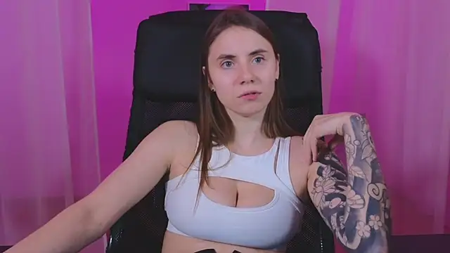 Snapshot of _AnnaStark_ chatting on 02.08.25 AnnaStark online show from 02.08.25