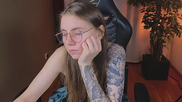 Snapshot of _AnnaStark_ chatting on 10.11.25 AnnaStark online show from 10.11.25