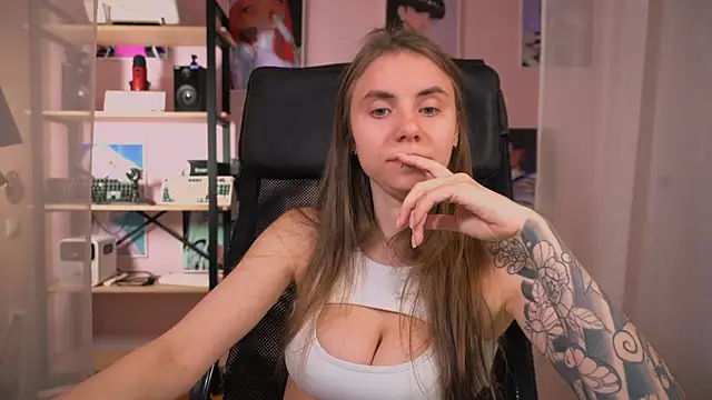 Snapshot of _AnnaStark_ chatting on 10.18.25 AnnaStark online show from 10.18.25