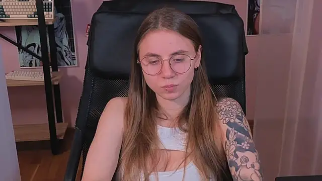 Snapshot of _AnnaStark_ chatting on 10.23.25 AnnaStark online show from 10.23.25