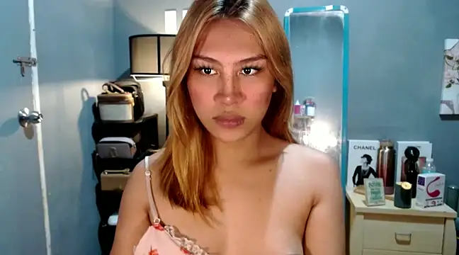 Snapshot of luxxy_grand chatting on 12.19.24 luxxy grand online show from 12.19.24