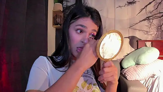 Snapshot of annyluna1 chatting on 12.15.25 annyluna1 online show from 12.15.25