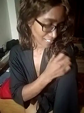 Snapshot of LunaRai chatting on 03.21.25 LunaRai online show from 03.21.25