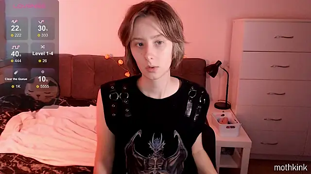 Snapshot of mothkink chatting on 10.27.25 mothkink online show from 10.27.25