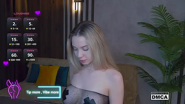 Snapshot of Holl1Would chatting on 02.01.25 Holl1Would online show from 02.01.25