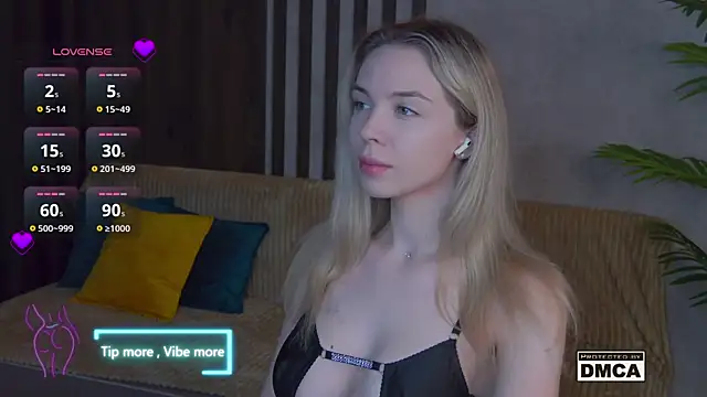 Snapshot of Holl1Would chatting on 02.03.25 Holl1Would online show from 02.03.25