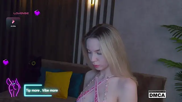 Snapshot of Holl1Would chatting on 02.16.25 Holl1Would online show from 02.16.25