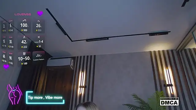 Snapshot of Holl1Would chatting on 02.19.25 Holl1Would online show from 02.19.25