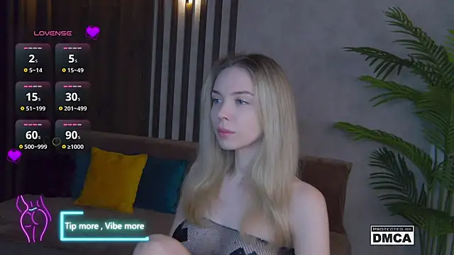 Snapshot of Holl1Would chatting on 02.21.25 Holl1Would online show from 02.21.25