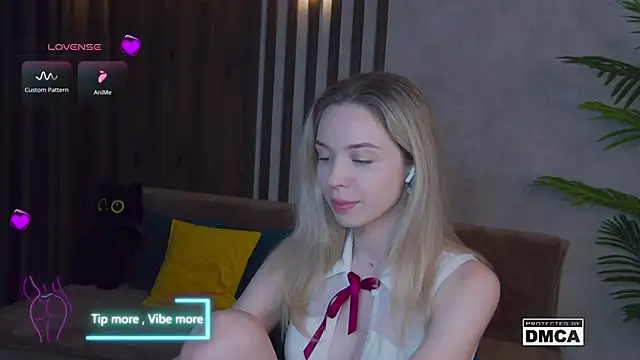 Snapshot of Holl1Would chatting on 02.23.25 Holl1Would online show from 02.23.25