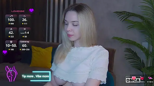 Snapshot of Holl1Would chatting on 03.03.25 Holl1Would online show from 03.03.25