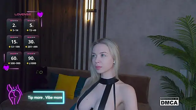 Snapshot of Holl1Would chatting on 03.05.25 Holl1Would online show from 03.05.25