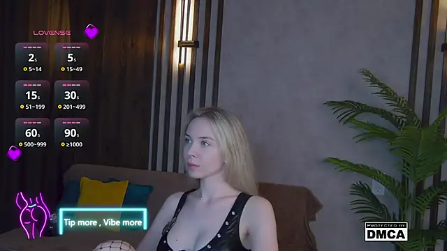 Snapshot of Holl1Would chatting on 03.12.25 Holl1Would online show from 03.12.25