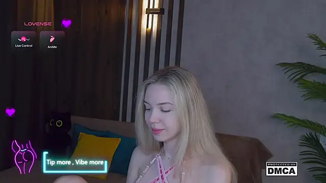 Snapshot of Holl1Would chatting on 03.19.25 Holl1Would online show from 03.19.25