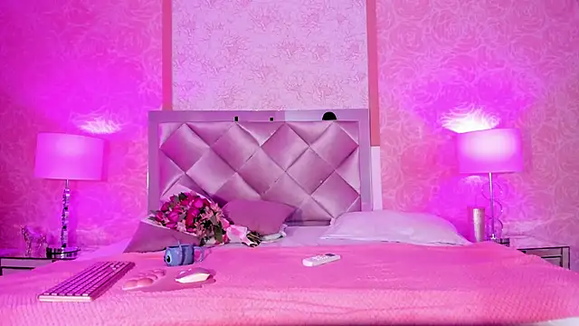 Snapshot of AntonellaRossi chatting on 09.22.25 AntonellaRossi online show from 09.22.25