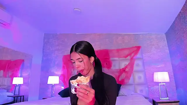 Snapshot of AntonellaRossi chatting on 10.08.25 AntonellaRossi online show from 10.08.25