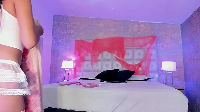 Snapshot of AntonellaRossi chatting on 10.22.25 AntonellaRossi online show from 10.22.25