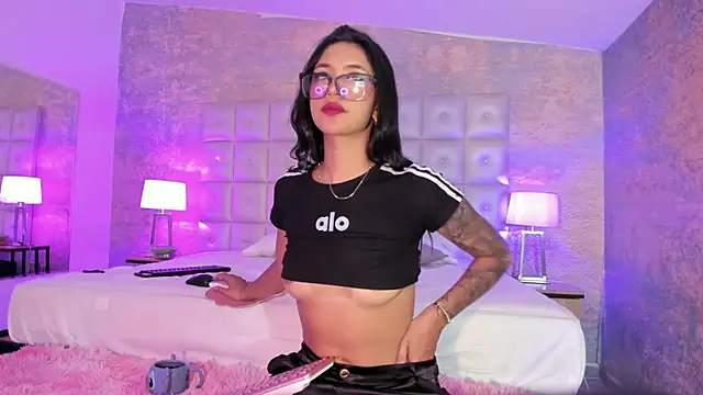 Snapshot of AntonellaRossi chatting on 11.20.25 AntonellaRossi online show from 11.20.25