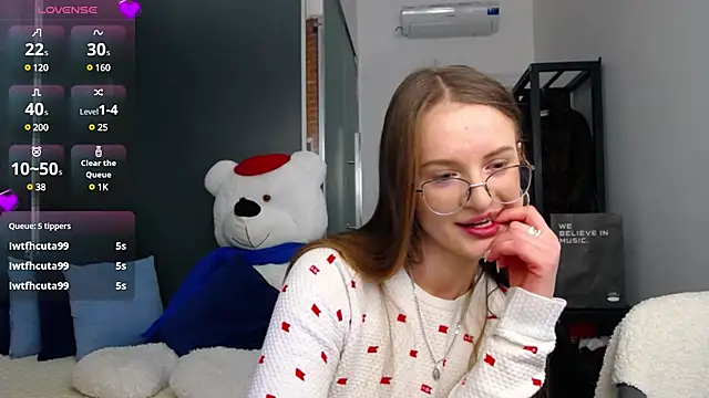 Snapshot of KateJonson chatting on 12.08.24 KateJonson online show from 12.08.24