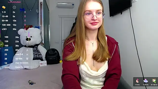 Snapshot of KateJonson chatting on 03.06.25 KateJonson online show from 03.06.25
