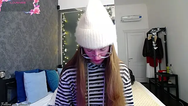 Snapshot of KateJonson chatting on 10.02.25 KateJonson online show from 10.02.25