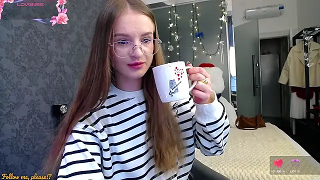 Snapshot of KateJonson chatting on 10.06.25 KateJonson online show from 10.06.25