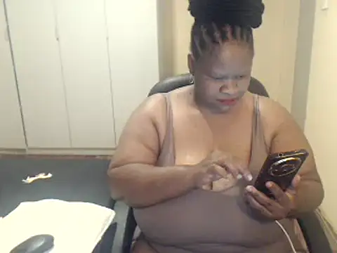 Snapshot of sweetnoziexx chatting on 02.05.25 sweetnoziexx online show from 02.05.25