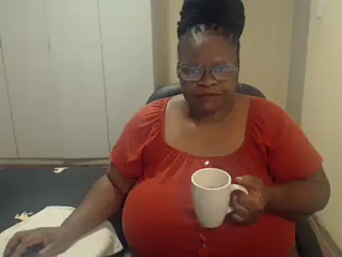 Snapshot of sweetnoziexx chatting on 02.17.25 sweetnoziexx online show from 02.17.25