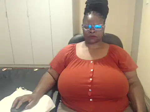 Snapshot of sweetnoziexx chatting on 02.17.25 sweetnoziexx online show from 02.17.25