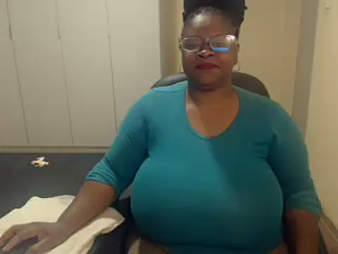 Snapshot of sweetnoziexx chatting on 02.18.25 sweetnoziexx online show from 02.18.25