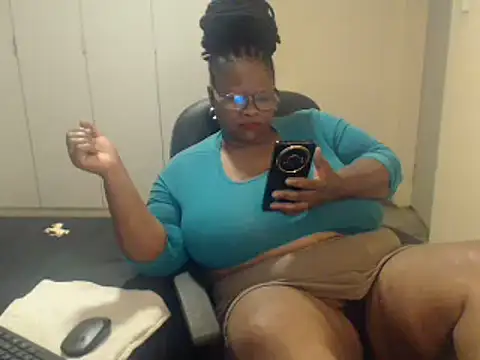 Snapshot of sweetnoziexx chatting on 02.18.25 sweetnoziexx online show from 02.18.25