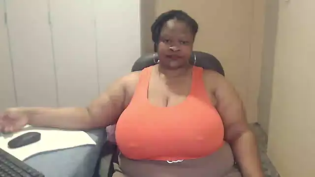 Snapshot of sweetnoziexx chatting on 09.17.25 sweetnoziexx online show from 09.17.25