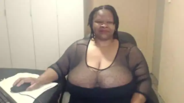 Snapshot of sweetnoziexx chatting on 10.28.25 sweetnoziexx online show from 10.28.25