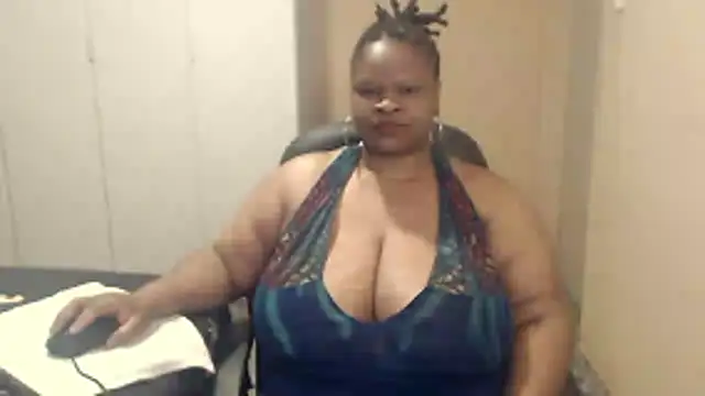 Snapshot of sweetnoziexx chatting on 10.29.25 sweetnoziexx online show from 10.29.25