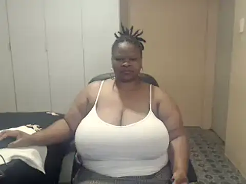 Snapshot of sweetnoziexx chatting on 11.04.25 sweetnoziexx online show from 11.04.25