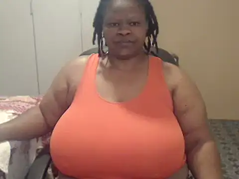 Snapshot of sweetnoziexx chatting on 11.22.25 sweetnoziexx online show from 11.22.25