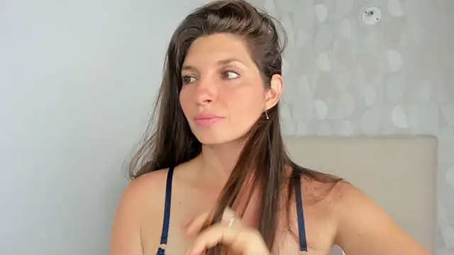 Snapshot of Azahara_Amin_ chatting on 11.10.25 Azahara Amin online show from 11.10.25