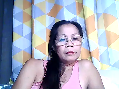 Snapshot of urwife_tobe chatting on 11.21.25 urwife tobe online show from 11.21.25