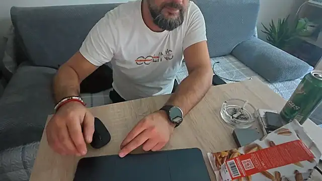 Snapshot of TigerOne19 chatting on 11.24.25 TigerOne19 online show from 11.24.25