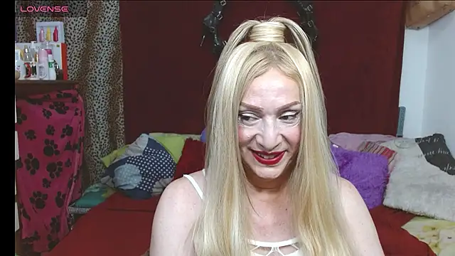 Snapshot of elena_evans chatting on 06.26.26 elena evans online show from 06.26.26