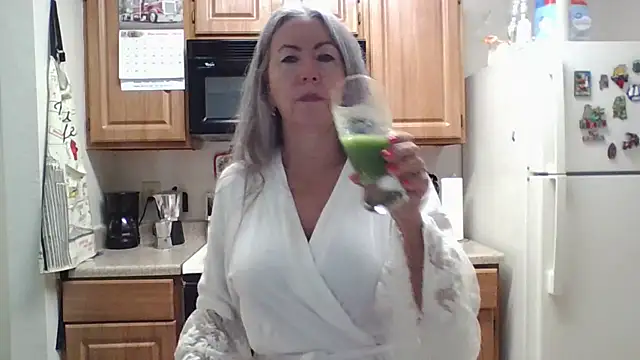 Snapshot of EvaRobinson chatting on 12.18.24 EvaRobinson online show from 12.18.24