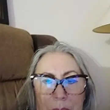 Snapshot of EvaRobinson chatting on 10.28.25 EvaRobinson online show from 10.28.25
