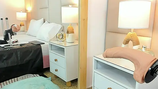 AntoniaRoss  online show from 03.04.25