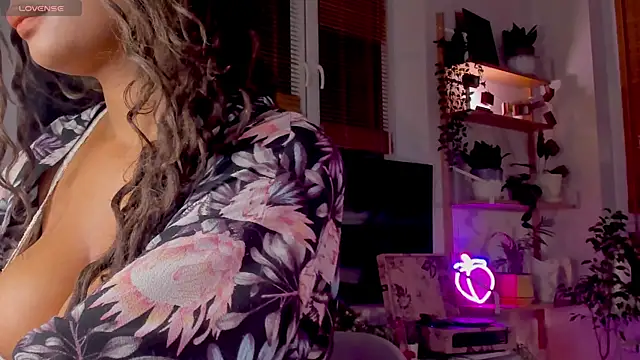 Snapshot of Ana_Peachy_ chatting on 12.17.24 Ana Peachy online show from 12.17.24