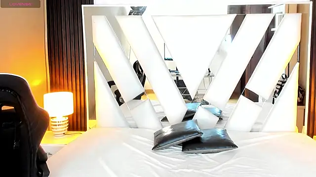 Linda4Petite online show from 11.25.25