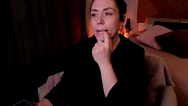 Snapshot of Ellie-L-Elizabeth chatting on 04.18.26 Ellie-L-Elizabeth online show from 04.18.26
